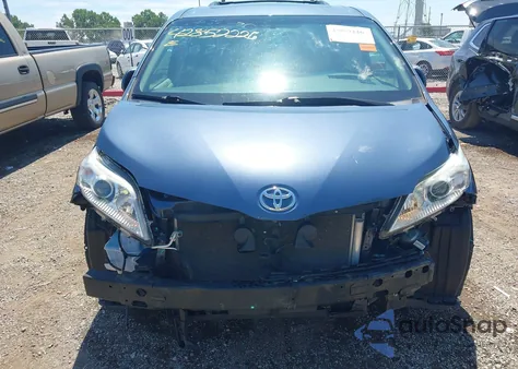 2016 Toyota Sienna Xle 8 Passenger z USA, uszkodzony, nr VIN 5TDYK3DC7GS739537